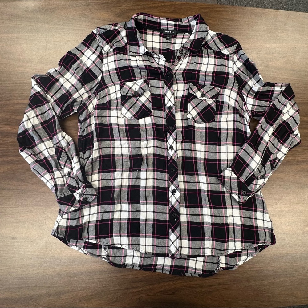 Torrid black/white/gray/pink button down shirt. Size 1. Small hole on seam (pic)